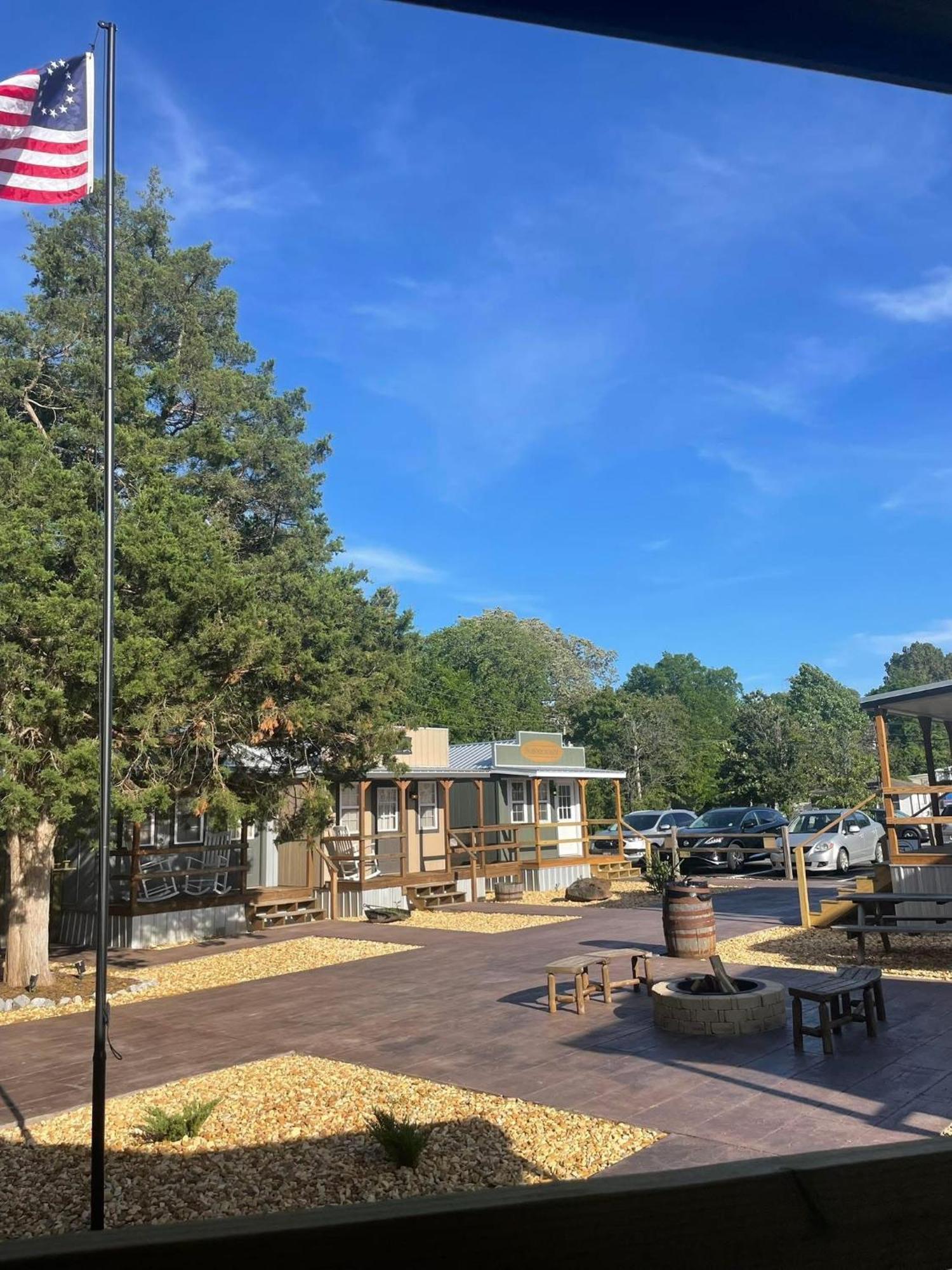 Hotel The Outpost Grand Rivers Exterior foto